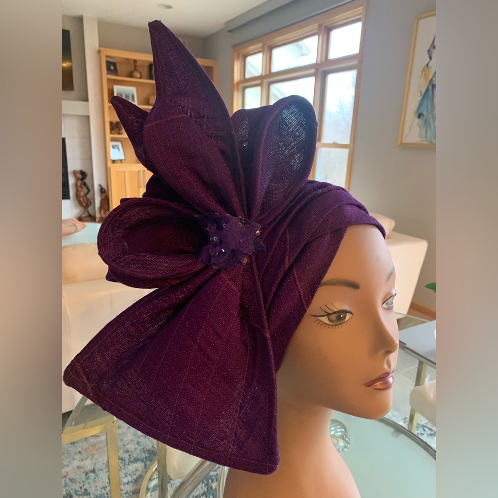 Elegant Purple Headwrap with Floral Accent

GEL4 0326
